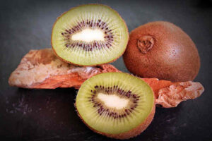 Read more about the article Benefits of Kiwi Fruit – कीवी फल के फायदे